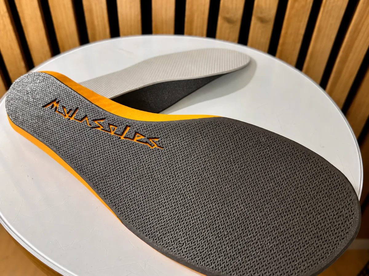 3D tištěné vložky s čitelným vyříznutým nápisem MyInSoles v písmu Caddy